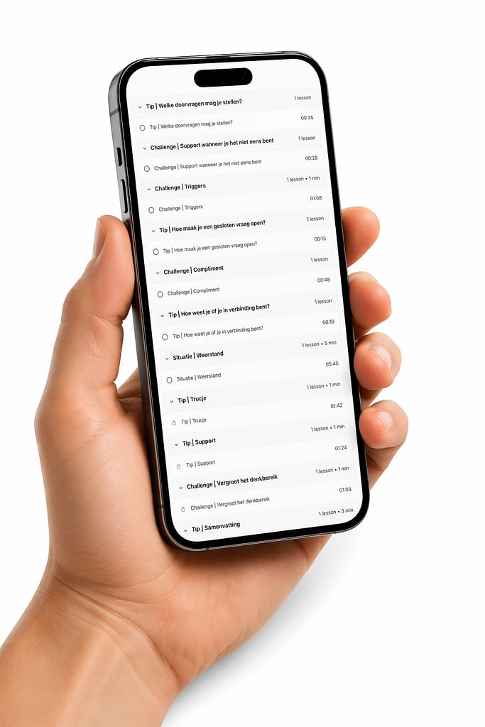 hand die telefoon vasthoudt met voorbeelden van tips en reminders in de pullbuddy