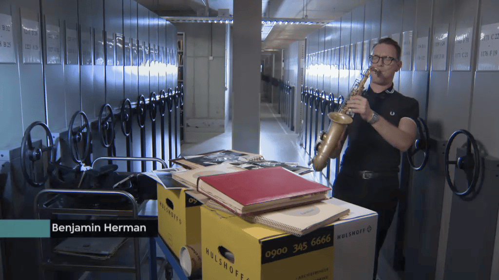 Benjamin Herman in katzwijm bij collectie Piet Noordijk
