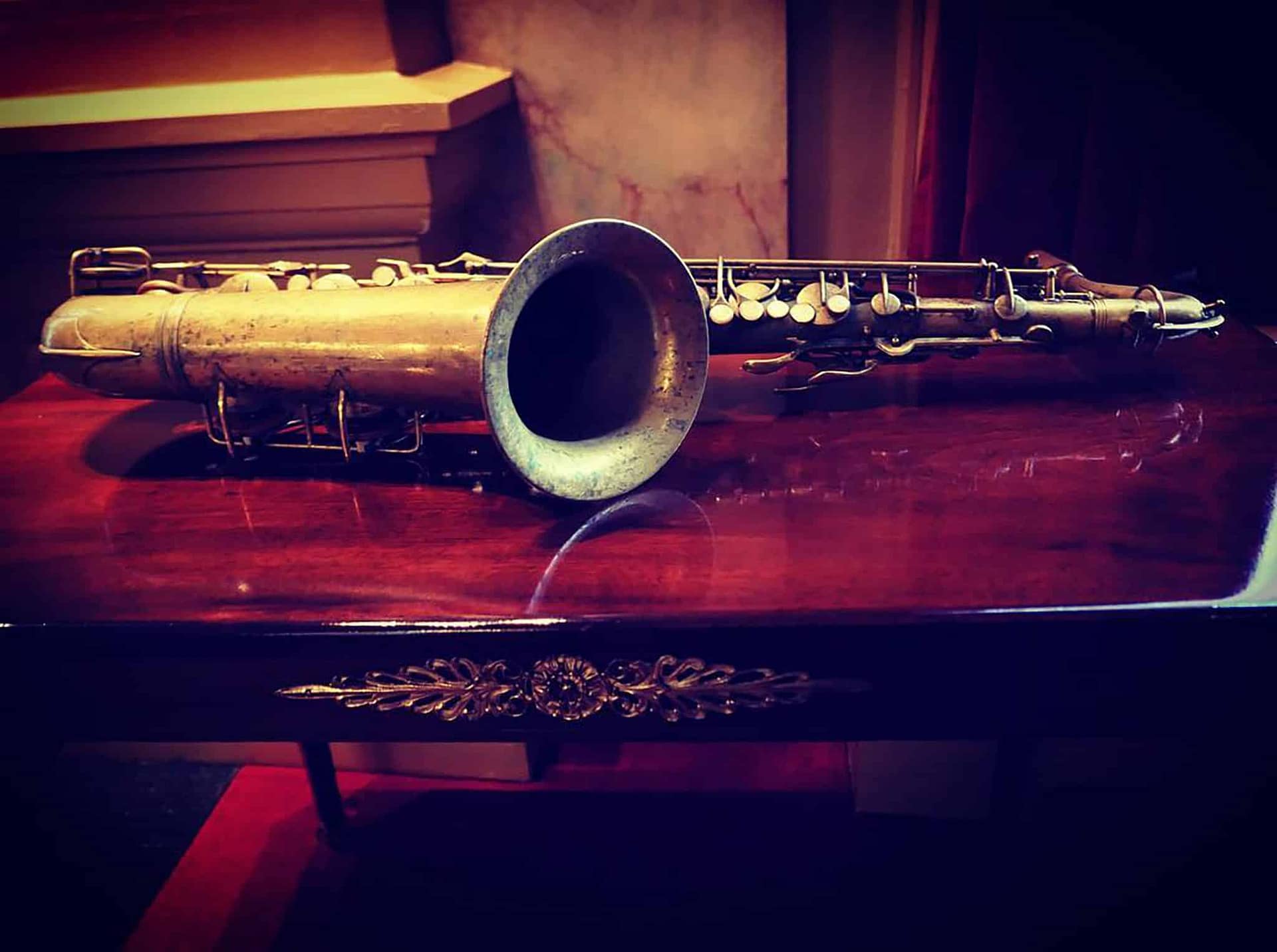 sax bruine tafel scaled 1