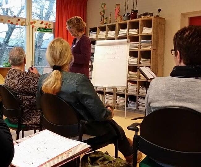 groepje mensen in de workshop de podiumangst voorbij
